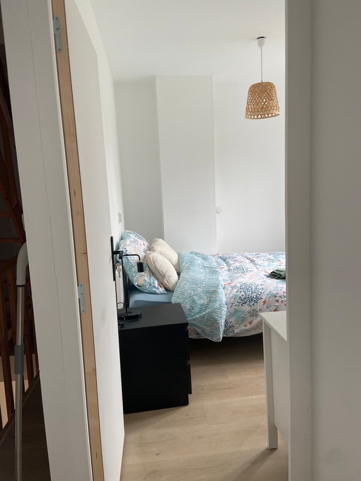 Slaapkamer #2 bevindt zich direct naast kamer #1, gelegen op de eerste verdieping.
Kleine kamer ook van 9m2, je voelt je als in een cocon ☁️