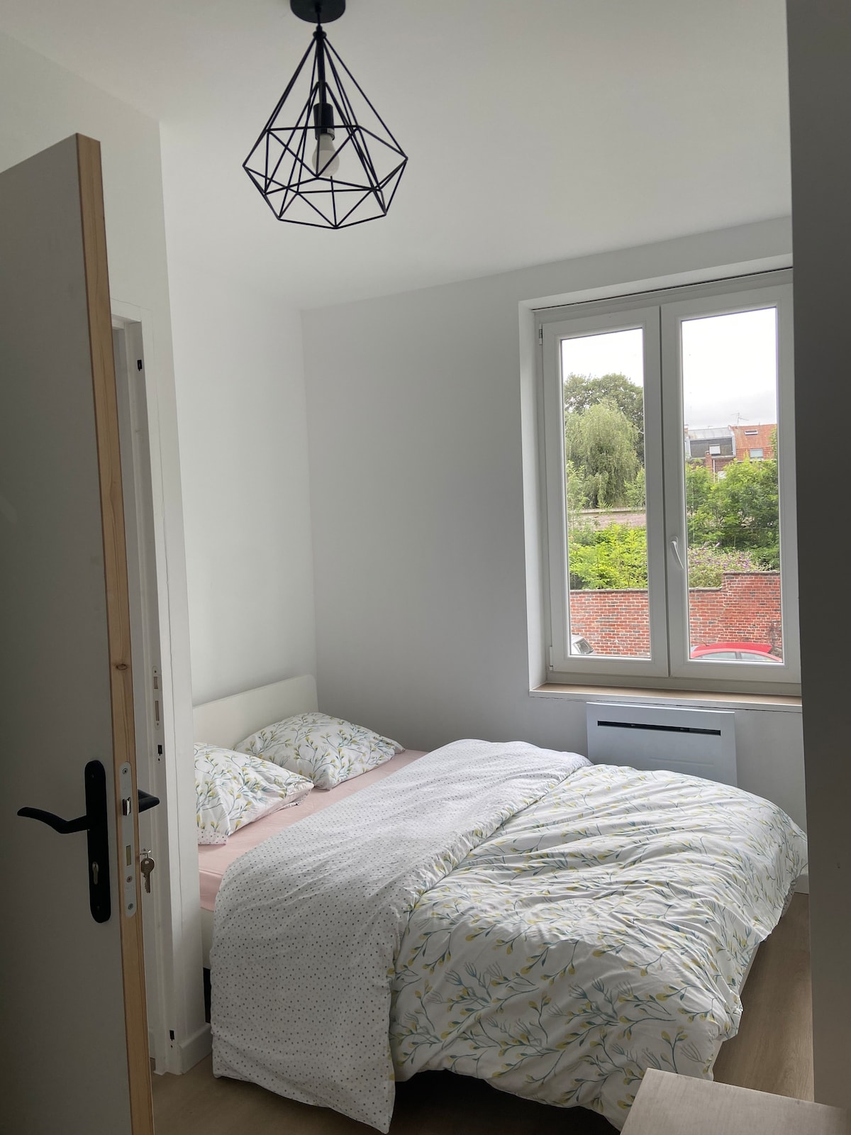 Slaapkamer #1 is de eerste slaapkamer, gelegen op de eerste verdieping.
Kleine kamer van 9m2, je voelt je als in een cocon ☁️