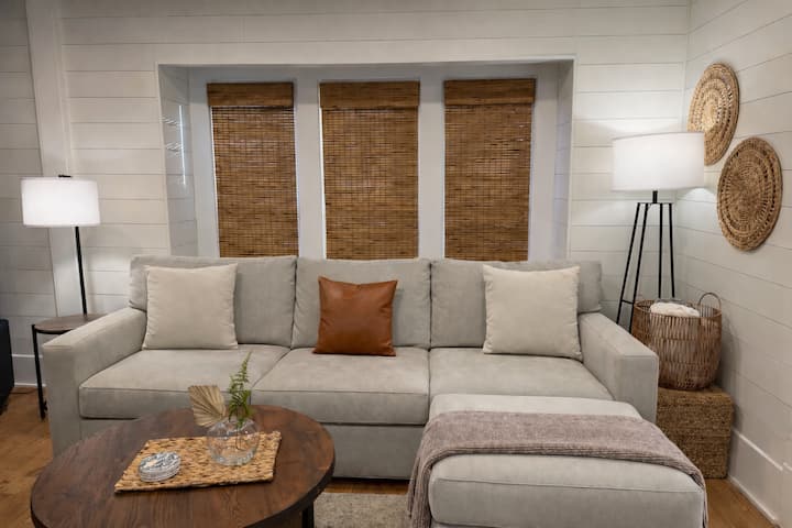 Cowgirl Way Cottage | Downtown With Jeep Option - Stillwater, OK