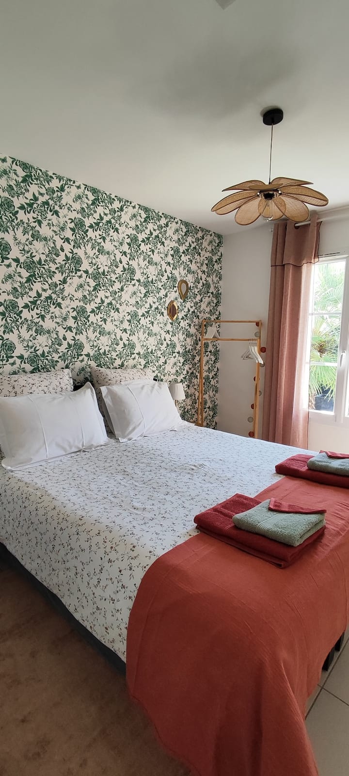 一楼的这间客房配有一张标准双人床（160X200）、一个梳妆台和一个带衣架的衣架。 床上用品优质，羽绒被和枕头也是如此。 独立淋浴间。