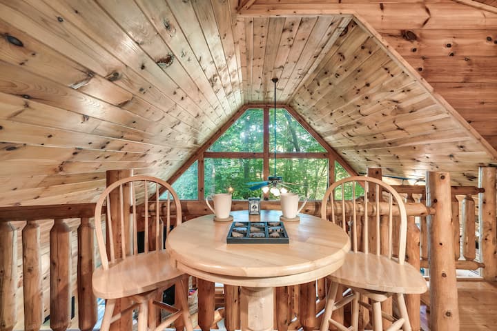 Mchezo wa Tic tac toe kwenye meza ya baa.