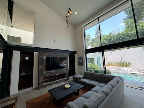 Popular Airbnb listing: Steps to Avandaro, pool, jacuzzi, 6 bedrooms in Valle De Bravo