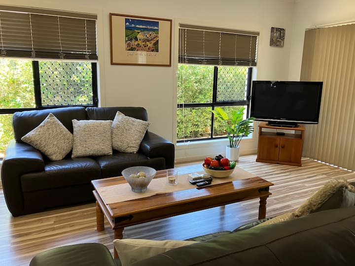 Rm 4 Paddy’s On Daly 
Bed & Breakfast Shared Bath - MacLeay Island