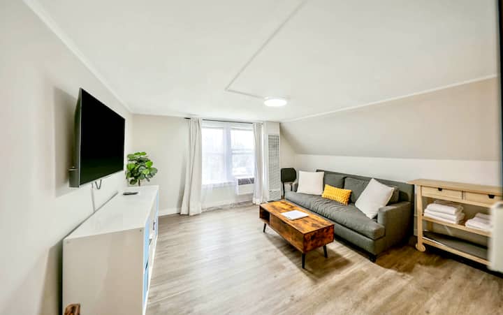 Chic, Cozy Unit | Dt Renton | Mins To Seatac - Renton, WA