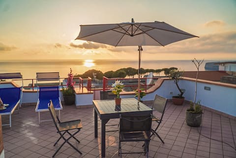 Seaview Rooftop Flat w/ Terrace – Near Beach