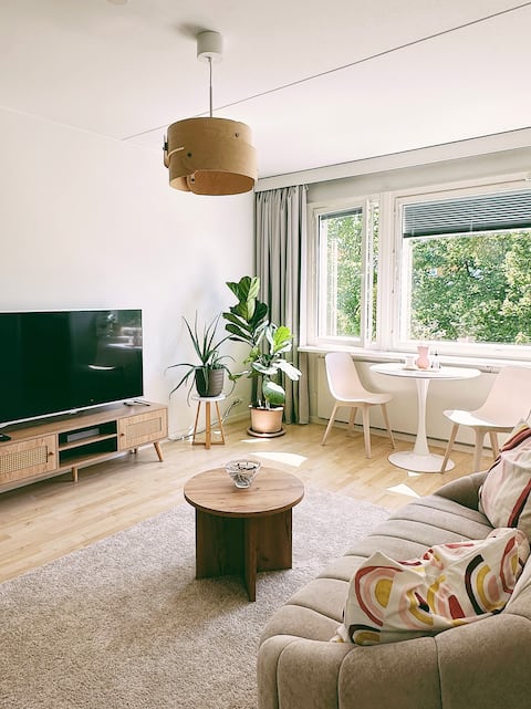 Successful Airbnb property: Cozy central flat next to tram/bus stn. in Ullanlinna