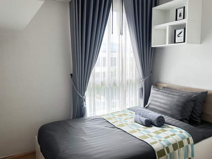 寝室1 ：上質なベッドシーツを備えたシングルサイズのベッドが備わっています。