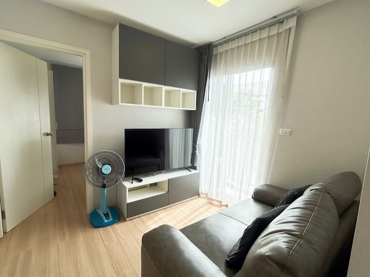 リビングルームには、ソファベッドに伸びるソファと50インチのスマートテレビが備わっています。