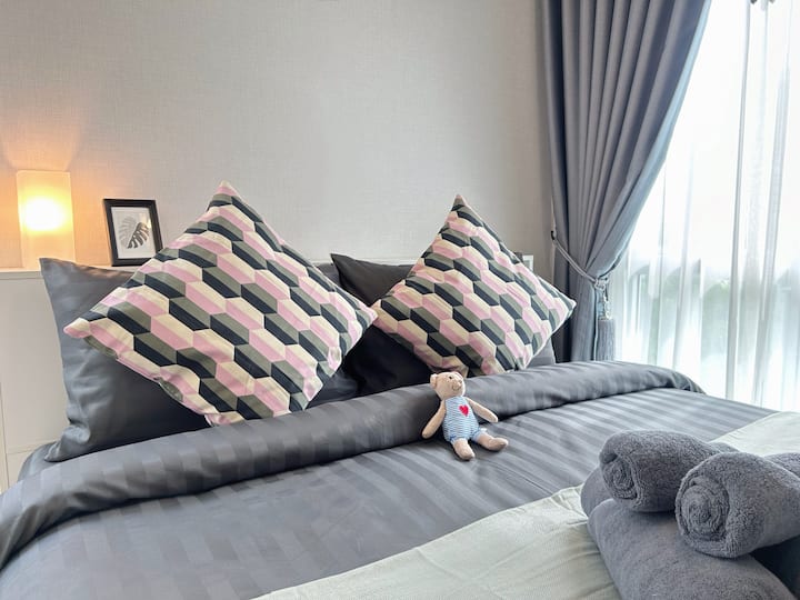 寝室1 ：上質なベッドシーツを備えたクイーンサイズのベッドが備わっています。