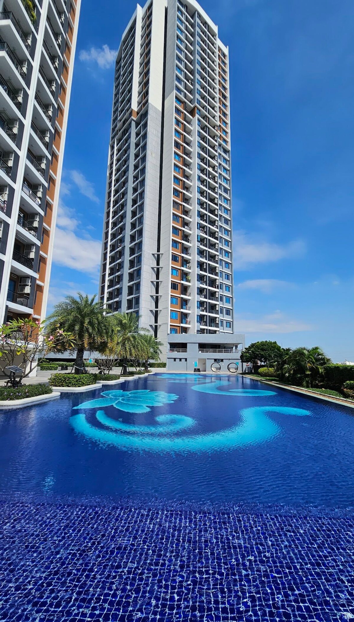 Visual Reference: Rama9 Ratchada Luxury Condo Infinity Pool Free Gym Yoga Room