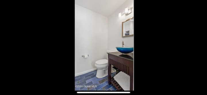 Furahia bafu lako la kujitegemea na bafu.