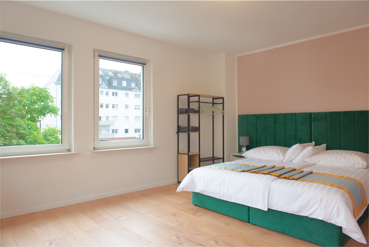 Ფართო საძინებელი დიდი ზომის საწოლით, რომელიც შეიძლება ერთმანეთისგან განცალკევებით დაიძინოს, რომ ორმა ადამიანმა შესანიშნავად დაიძინოს ერთმანეთის გვერდით.
Საწოლის ყუთში საბავშვო გასაშლელი საწოლიც დგას.