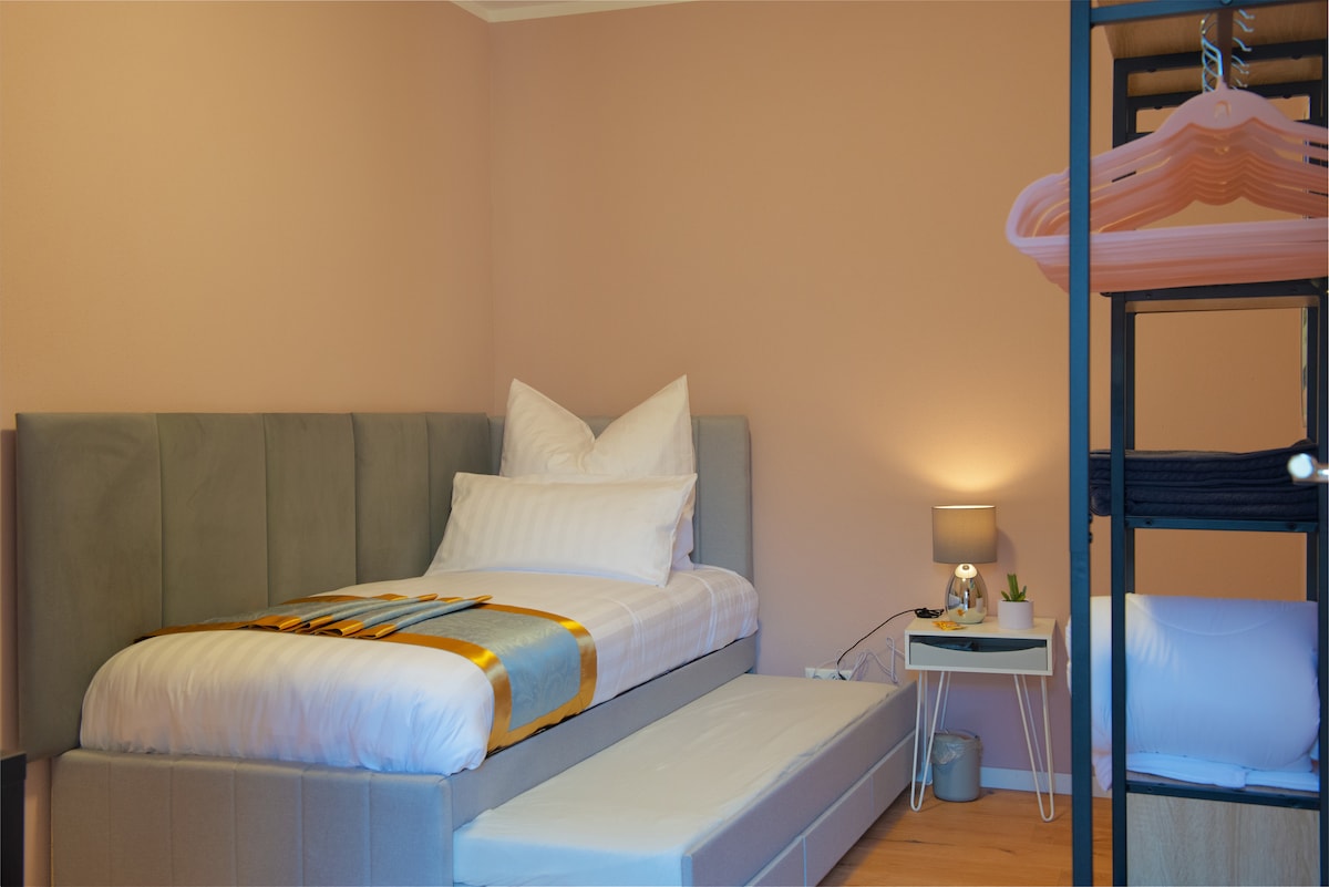 Აქ შეგიძლიათ იხილოთ ერთადგილიანი საწოლი (90x200 სმ), რომლის ქვეშაც არის კიდევ ერთი გამოსაწევი საწოლი (ასევე 90x200სმ).
Შენიშვნა: ამ სურათზე გამოსაწევი საწოლი მხოლოდ ნაწილობრივ არის გამოყვანილი.