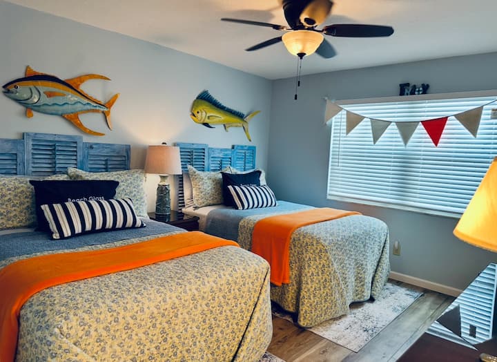 Две големи легла.
Два големи скрина
Телевизия
Централен въздух
Вентилатор на тавана със светлина
