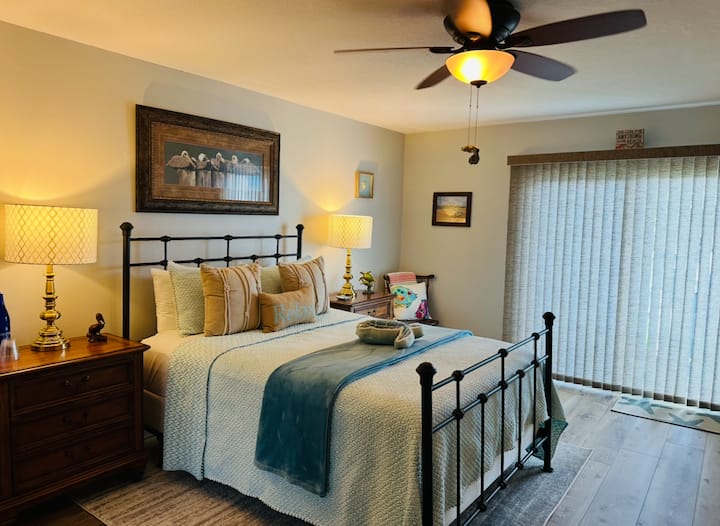 Двойно легло,
Телевизия
Балкон
Два двойни гардероба 
Central Air
Вентилатор на тавана със светлина