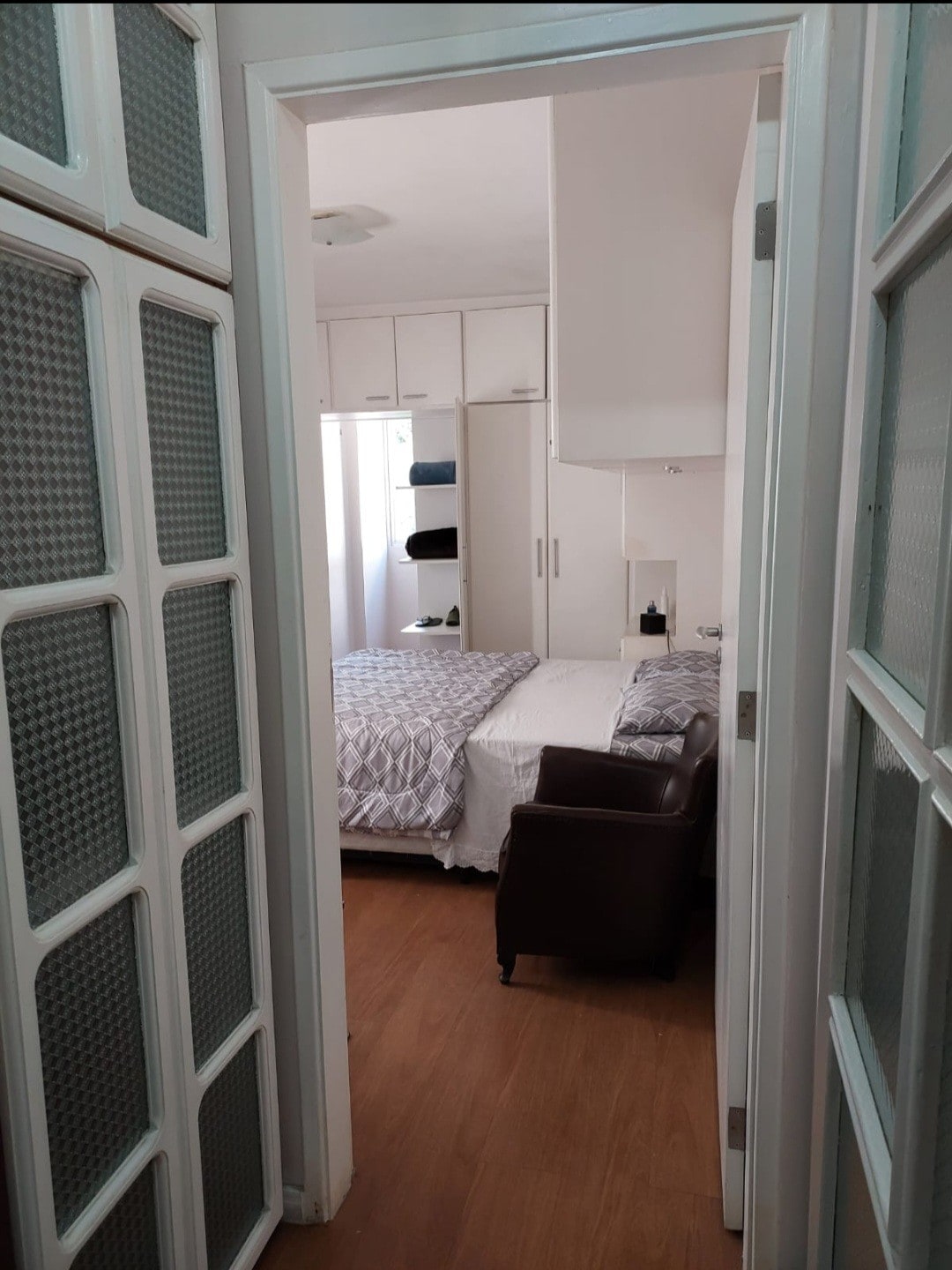 Двокреветна соба со брачен кревет (широк 150-179 см), клима уред , шкафчиња и мал плакар!