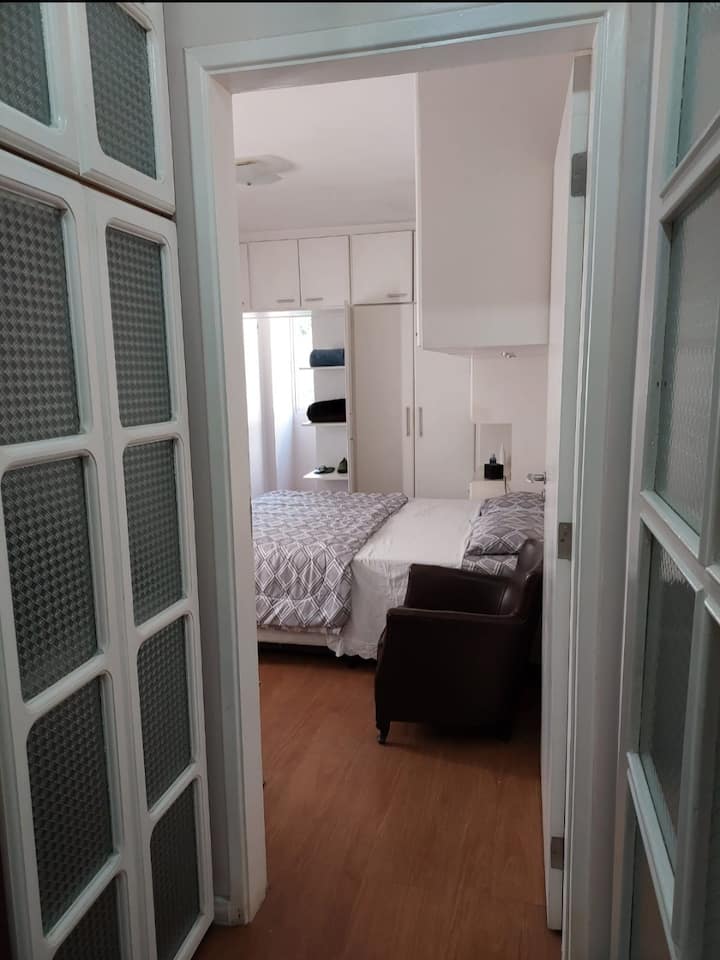 ¡Habitación doble con cama tamaño queen, aire acondicionado , taquillas y un pequeño armario!