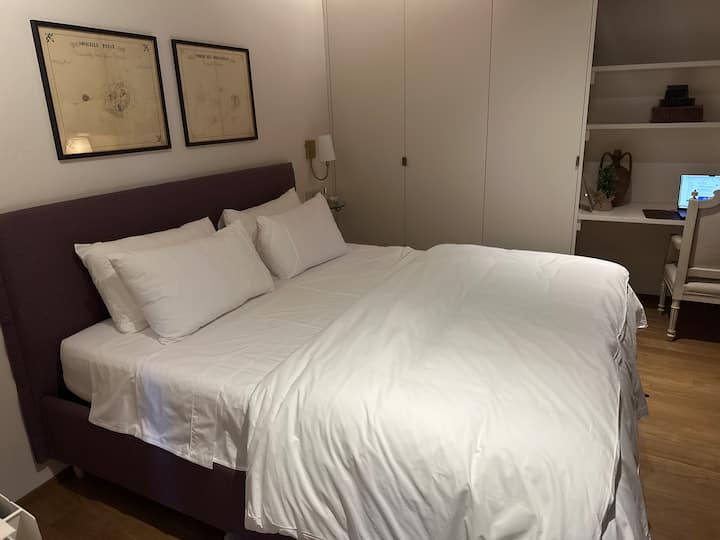 Toto je spálňa č.3 s dostatočným úložným priestorom na oblečenie, pracovným stolom a vlastným kávovarom. 