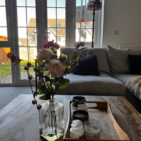 4 bed in picture perfect spot gallery image 2