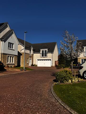 4 bed in picture perfect spot gallery image 3