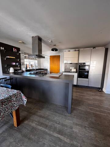 4 bed in picture perfect spot gallery image 4