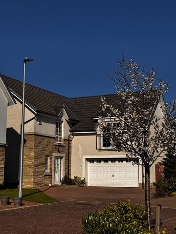 4 bed in picture perfect spot gallery image 5