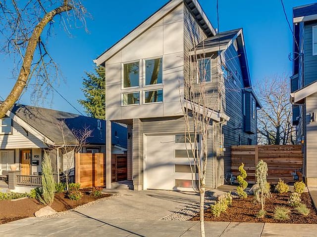 Contemporary, sleeps 5, hot tub.