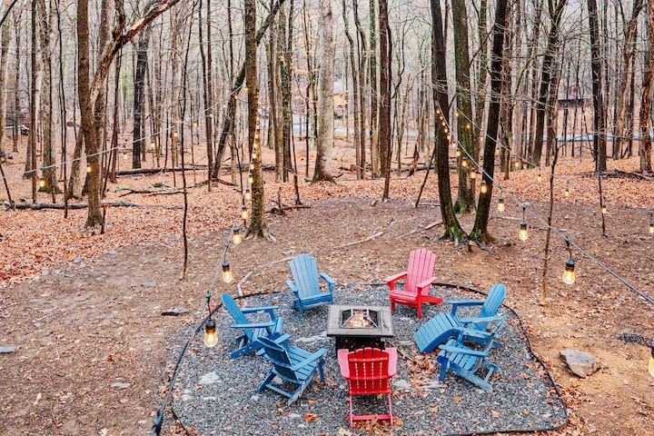 Romantic Cabin Retreat | King Bed, Pet-Friendly