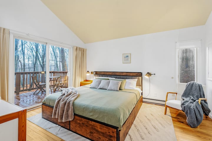 Romantic Cabin Retreat | King Bed, Pet-Friendly