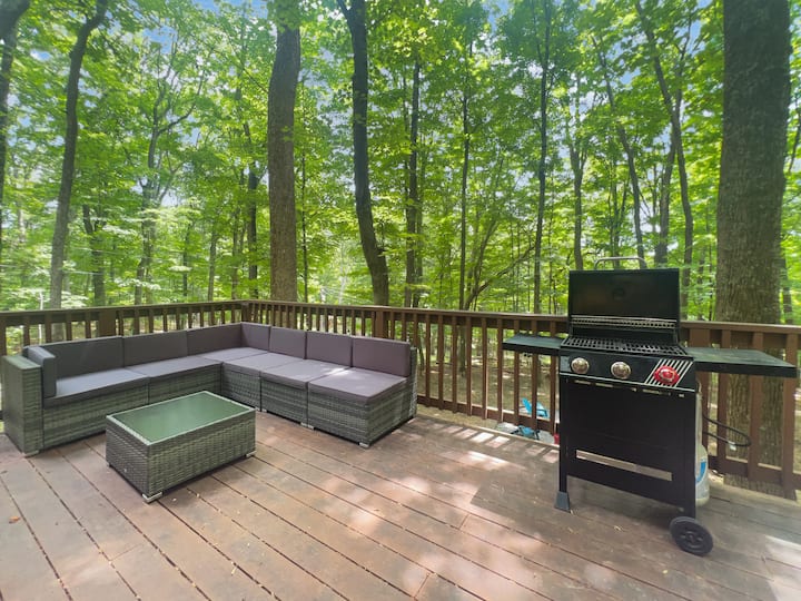 Romantic Cabin Retreat | King Bed, Pet-Friendly