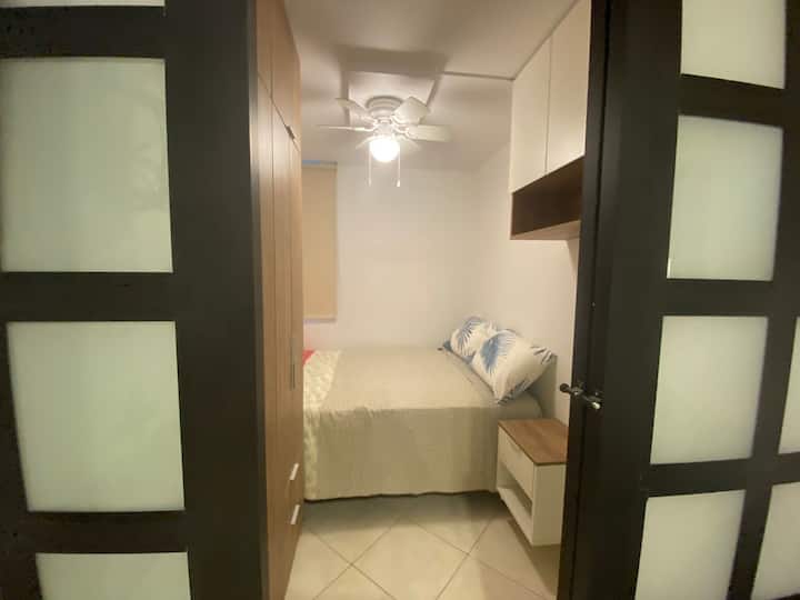 Samostatná izba s veľmi pohodlnou manželskou posteľou Rosen, skrinkami s vešiakmi, nočným stolíkom a poličkou s oknom do záhrady, hostia si užívajú pohodlný a príjemný pobyt