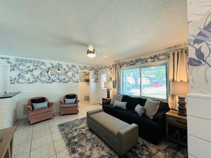 Schlafsofa, zwei Drehstühle, Stauraum, 55-Zoll-Fernseher. Spezieller Arbeitsbereich, Urlaubs-Kommandozentrale, zusätzlicher Stauraum des Wohnzimmers.