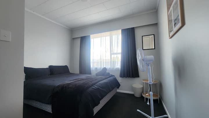 غرفة كوين في الطابق العلوي 