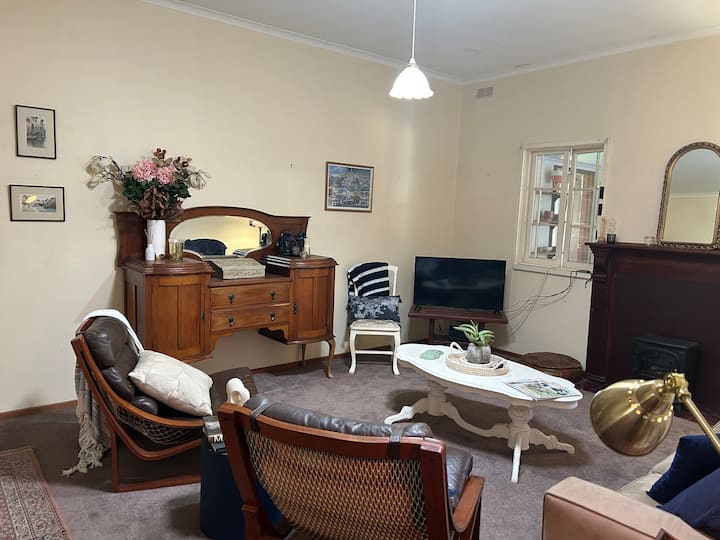 The Ranch
Rustic 10 Acre Farmstay - Castlemaine