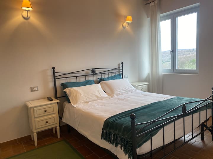 krevati me madhësi dopio "queen", hekur tipik i punuar, shtrojat e bardha