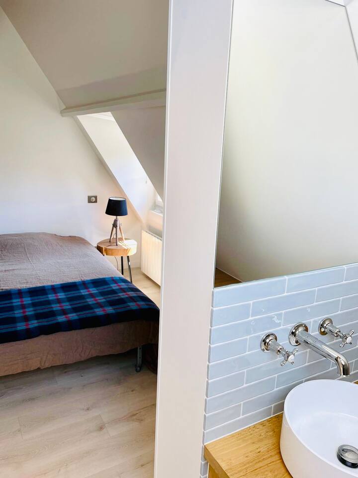 Posteľ má skutočný nový a veľmi pohodlný matrac (dvojitá kapacita). 