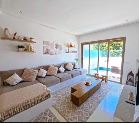 Villa with 2 private pools, sea and mountain view