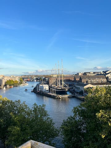 Outstanding, panoramic views of Bristol’s harbour.