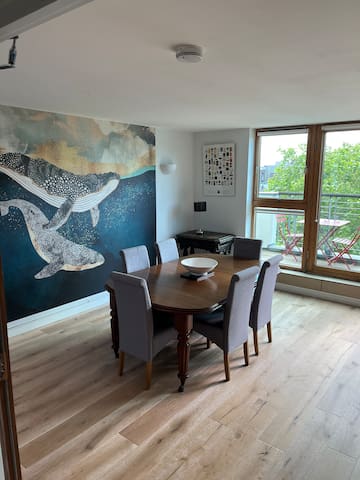 Outstanding, panoramic views of Bristol’s harbour. gallery image 4
