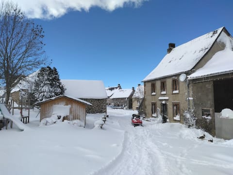Family home on the farm 15min from Super Besse