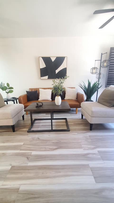 Beautiful Home Close to Everything Private Parking