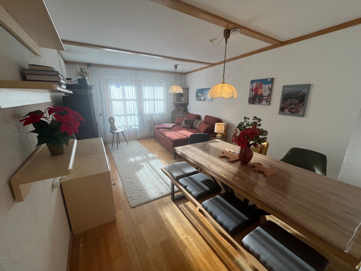 U dnevnom boravku i blagovaonici nalazi se dugačak drveni stol koji vas poziva na jelo, rad ili igru. 