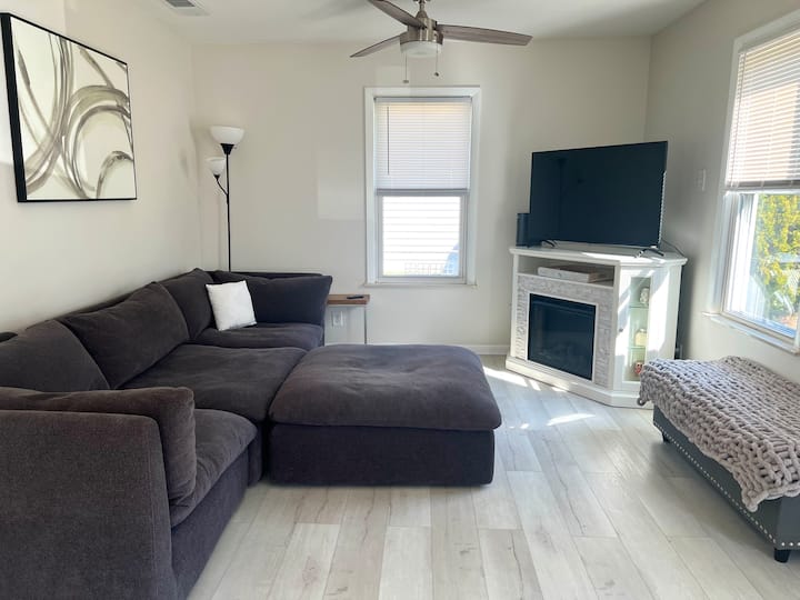 Little Cottage In The City - Fraser, MI