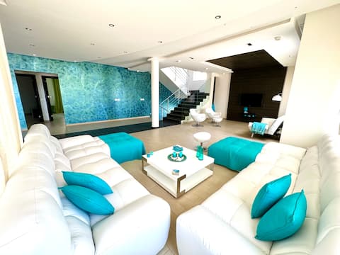 Luxurious villa with sea view