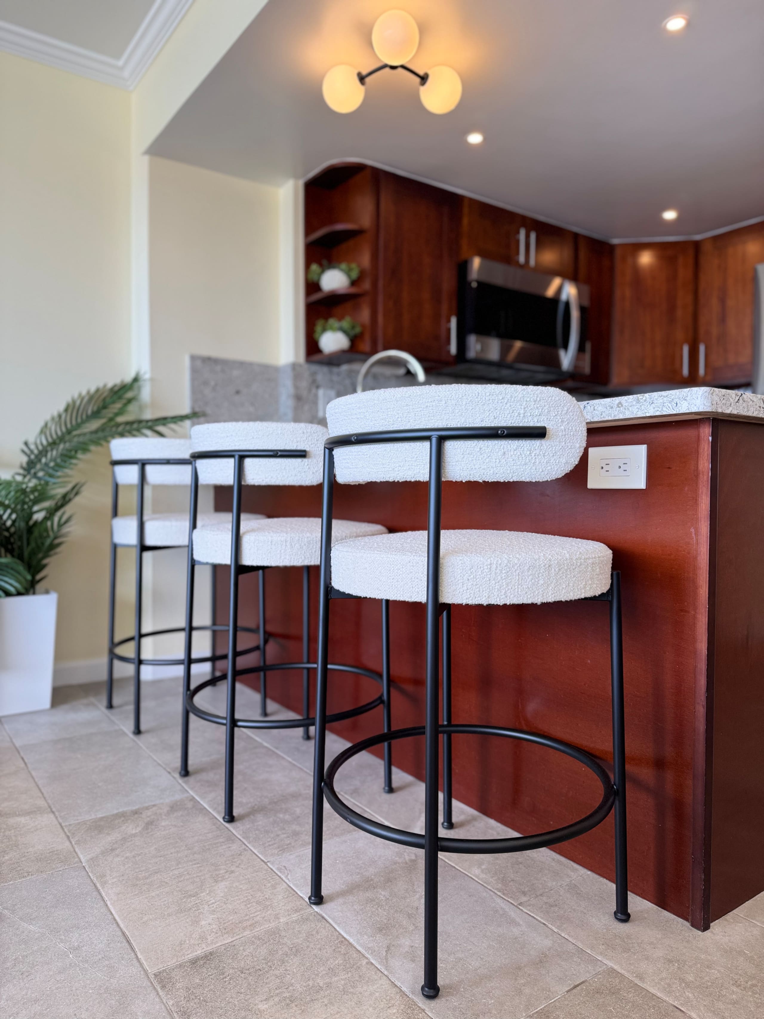 Condo in Honolulu · ★4.88 · 1 bedroom · 2 beds · 1 private bath - Image 31