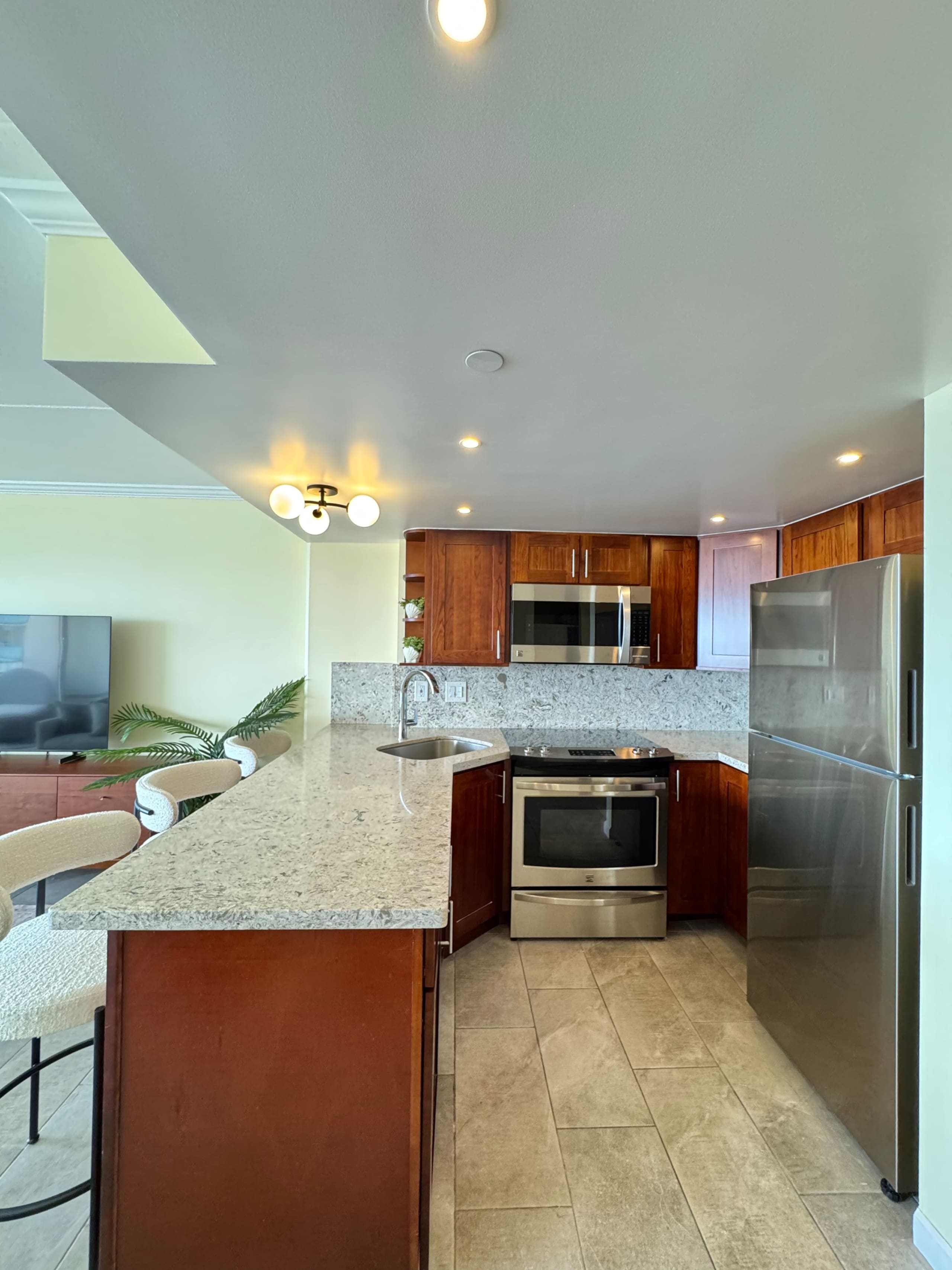 Condo in Honolulu · ★4.88 · 1 bedroom · 2 beds · 1 private bath - Image 32