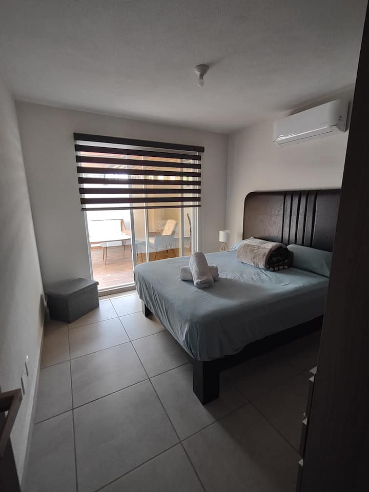 חדר שינה עם כניסה לאזור הפרגולה 