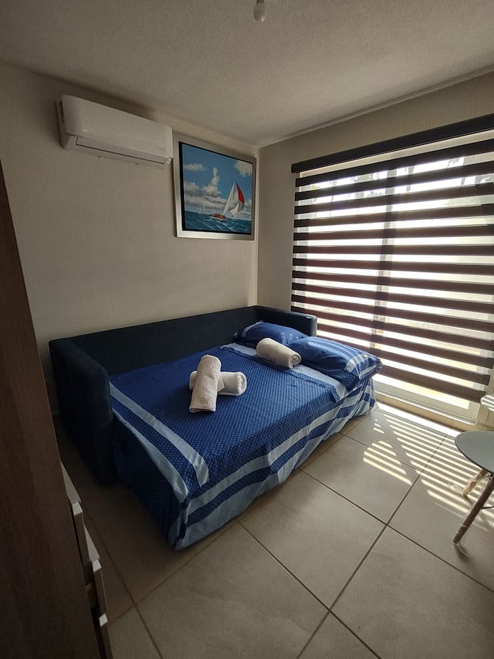 ספה נפתחת זוגית עם אפשרות לכלול מיטה מתקפלת נוספת.
כולל טלפון, מגהץ, מייבש שיער, טלוויזיה ואביזרים לחוף הים 
יש לו גישה לאזור הפרגולה 