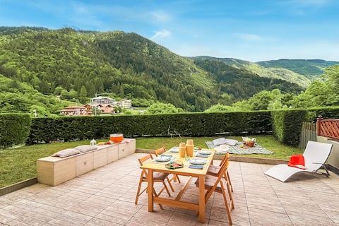 Apt. with garden overlooking the lake