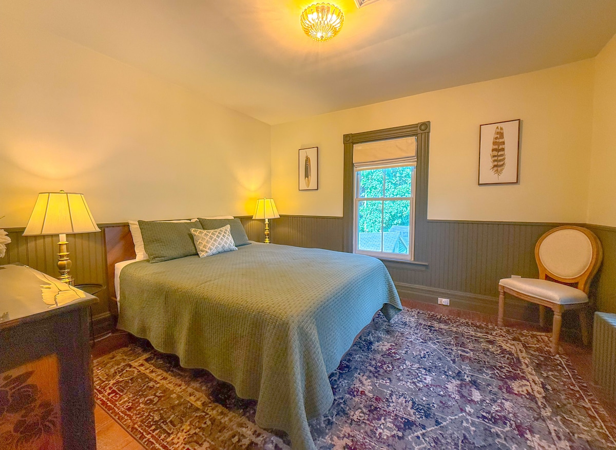 Ეს არის ნორმანდიის საძინებელი, რომელსაც ჩვენი ოჯახის ფრანგული ნორმანული მემკვიდრეობა ჰქვია. 